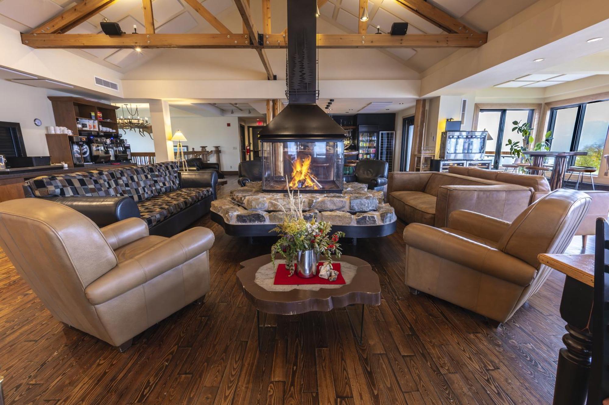 Auberge De Montagne Des Chic-Chocs Mountain Lodge - Sepaq Sainte Anne des Monts Exterior photo